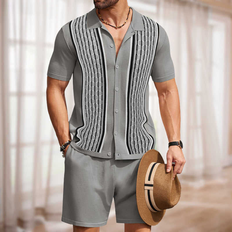 Conjunto de pantalón y camisa.