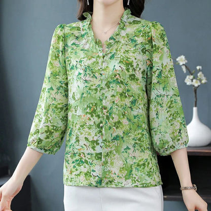 Camisa elegante con estampado floral.