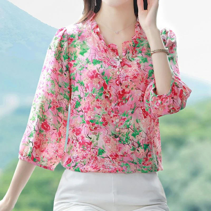 Camisa elegante con estampado floral.